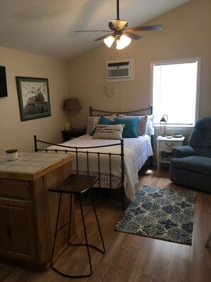 Tabla de planchar con plancha, wifi gratis y ropa de cama 