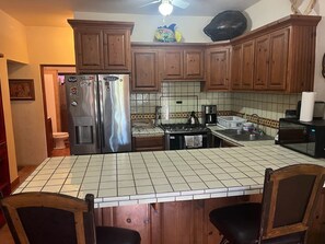 ثلاجة، ميكروويف، فرن، موقد طهي مسطح