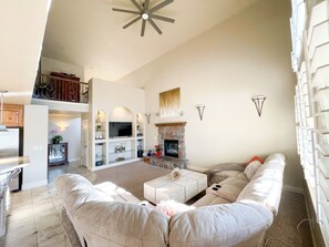 Smart TV, caminetto, libri