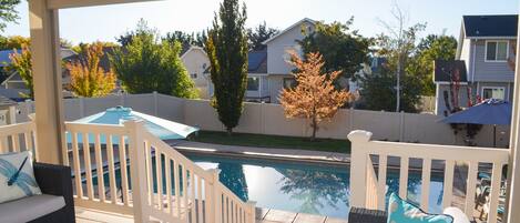 Een buitenzwembad, een verwarmd zwembad