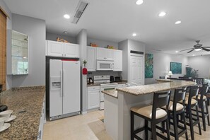 ثلاجة، ميكروويف، فرن، موقد طهي مسطح