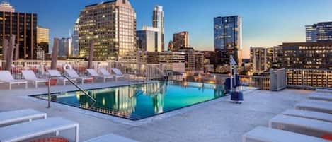 Utomhuspool och uppvärmd pool