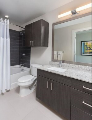 Combined shower/tub, hair dryer, towels, soap - 1BD/Austin - Rooftop Pool & Firepit, BBQ! (Austin)
