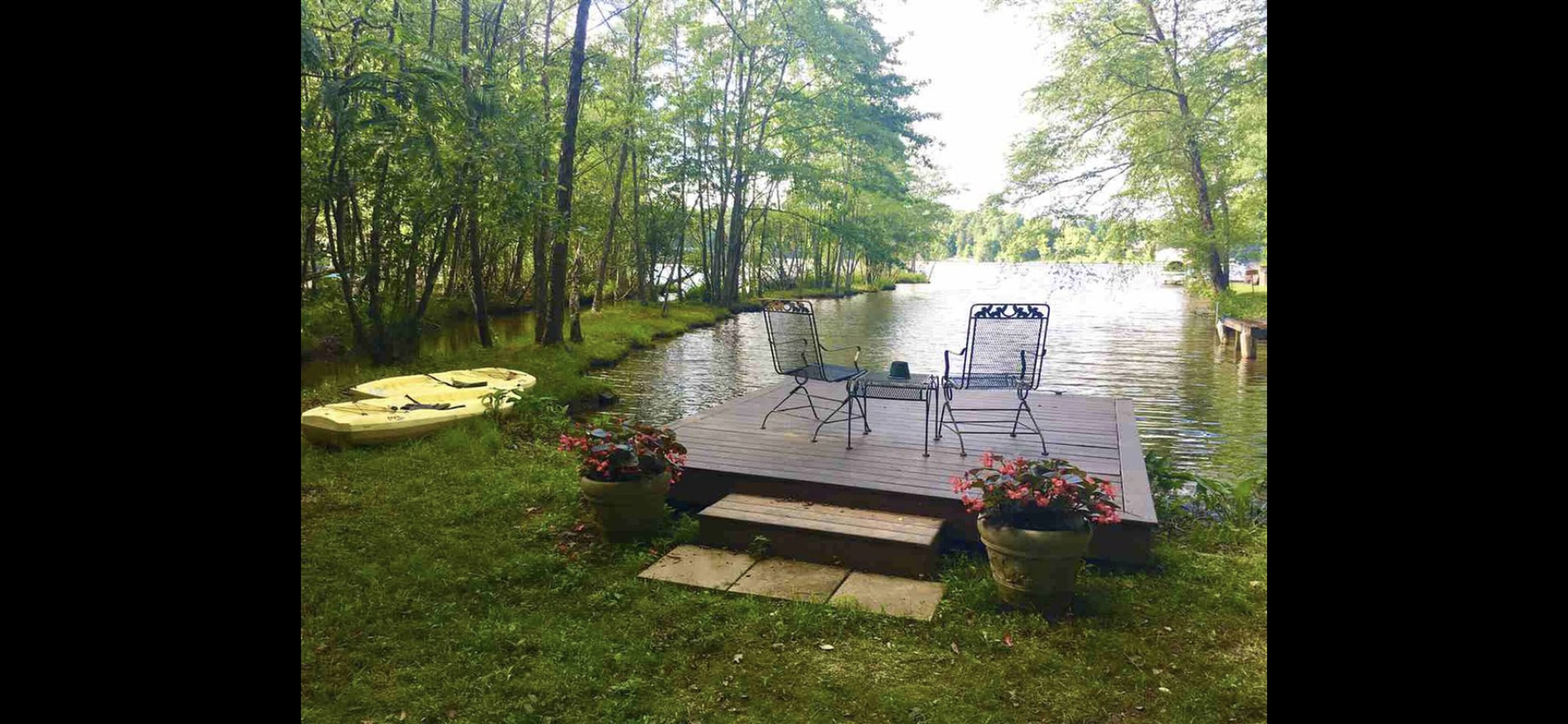 Picturesque cottage on Lake Bowen!  Kayaks, Dock, Firepit, Deck, Privacy
