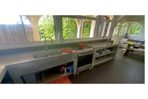 Een koelkast, een magnetron, een oven, een kookplaat