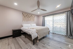 3 habitaciones, escritorio y tabla de planchar con plancha 