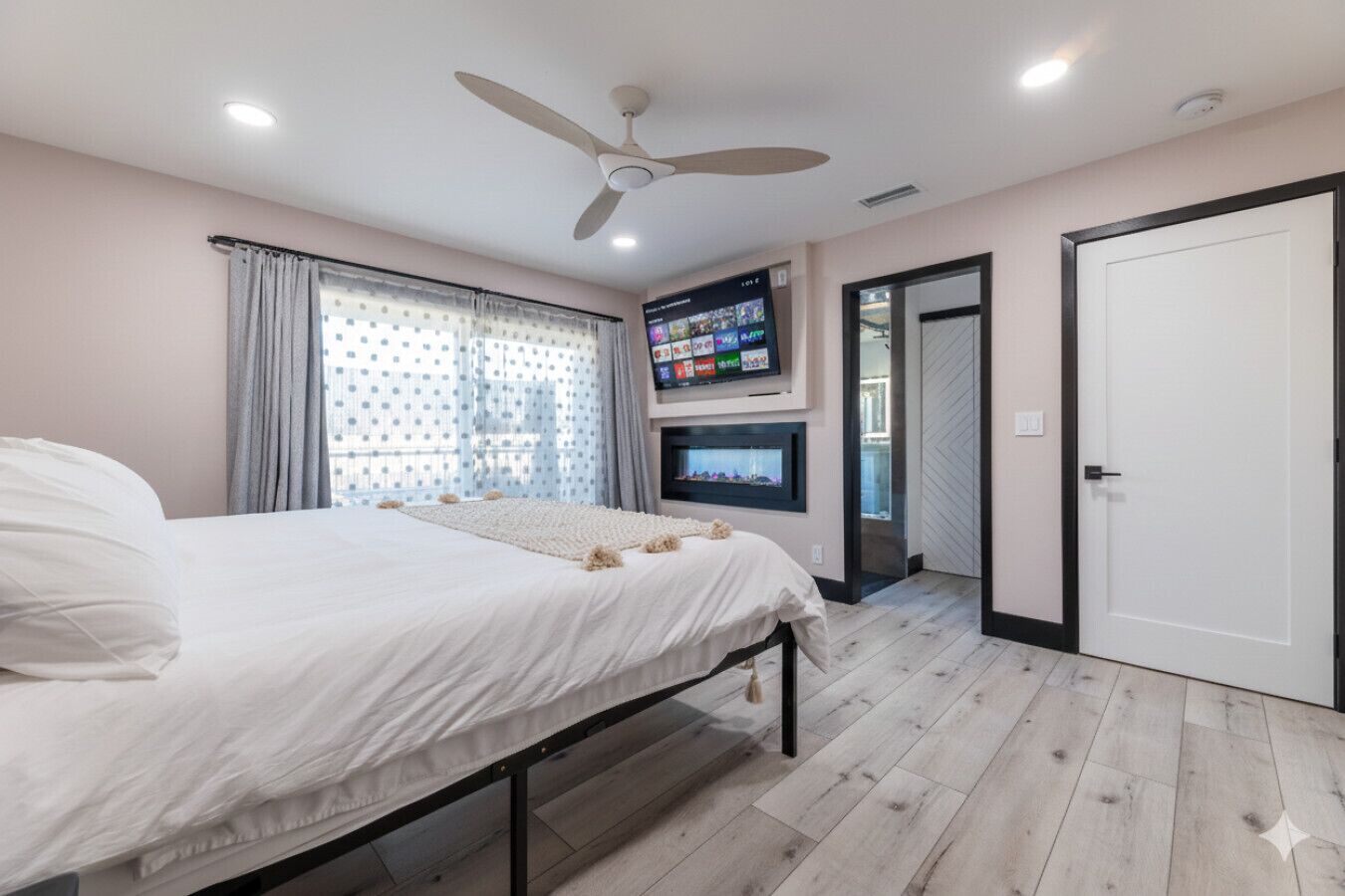 3 間睡房、書桌、熨斗/熨衫板、可攜式嬰兒床