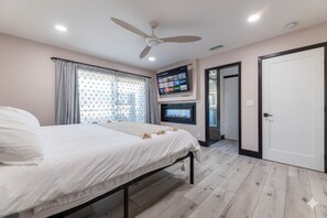 3 habitaciones, escritorio y tabla de planchar con plancha 