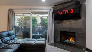 Smart TV, fireplace