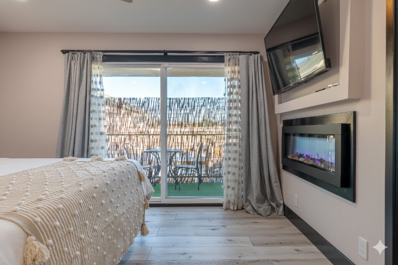 3 bedrooms, desk, iron/ironing board, travel crib