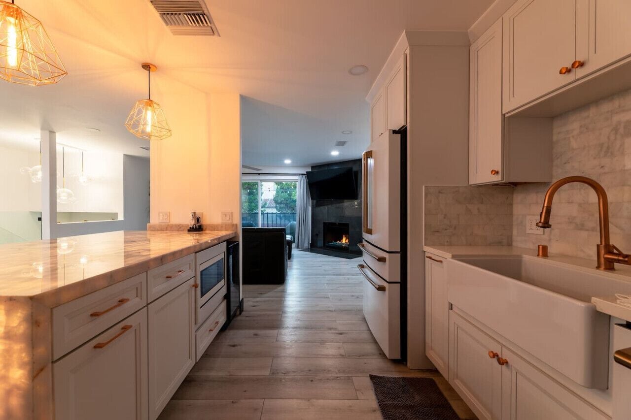 Een koelkast, een microgolfoven, een oven, een kookplaat