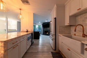 Frigorífic, microones, forn i placa de cuina 