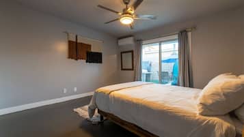 3 habitaciones, escritorio y tabla de planchar con plancha