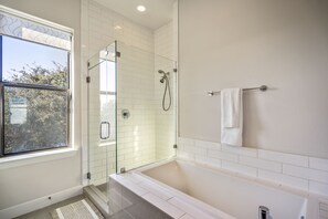 Bathtub, hair dryer, towels, soap - Stoic Sanctuary @EADO - 0.6 km from FIFA Fest (Houston)