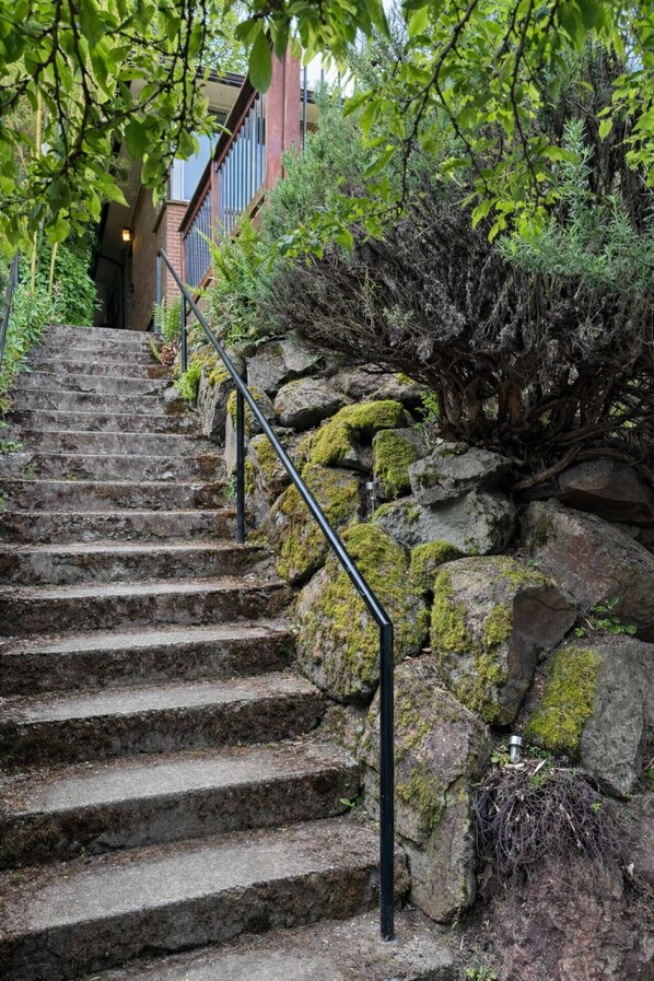 Property grounds - Fremont Artist`s Suite | Walk to Ballard & Zoo (Seattle)