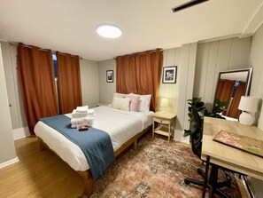 1 slaapkamer, een bureau, een strijkplank/strijkijzer, reisbedje