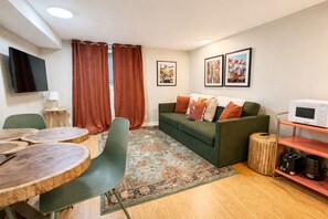 Smart TV, books, offices - Fremont Artist`s Suite | Walk to Ballard & Zoo (Seattle)
