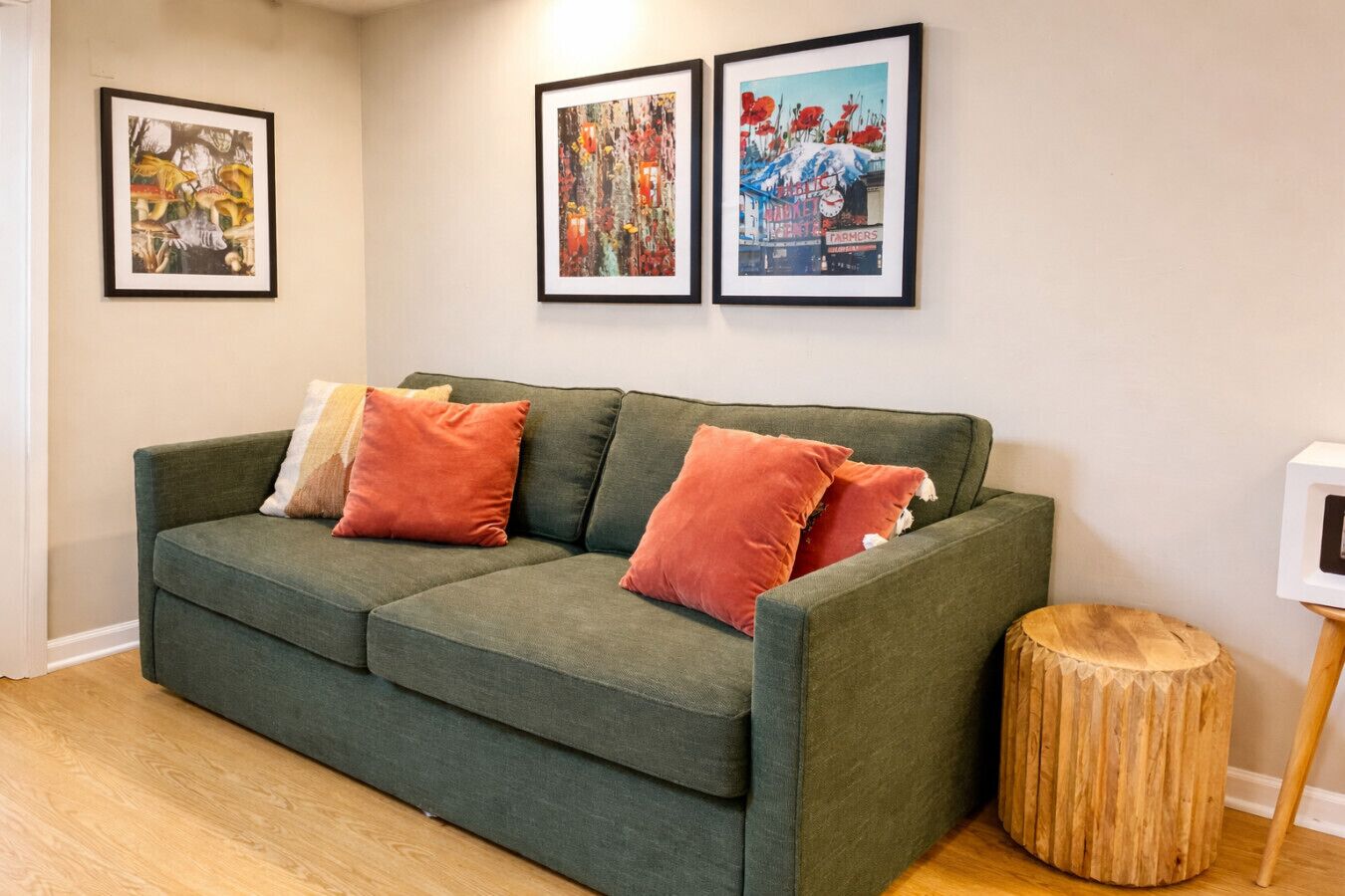 Smart-TV, bøker og kontorer