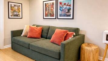 Smart-TV, bøker og kontorer