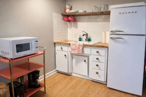 Refrigerador, microondas, cafetera y tetera y tetera eléctrica 