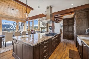 House, 5 Bedrooms | Private kitchen