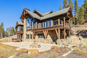 House, 5 Bedrooms | Exterior
