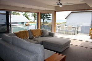 TV - Beachfront on Marine Parade with room for the family (Mount Maunganui)