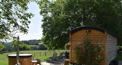 Shephards Hut With Hot Tub in the Cotswolds