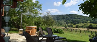 Shephards Hut With Hot Tub in the Cotswolds