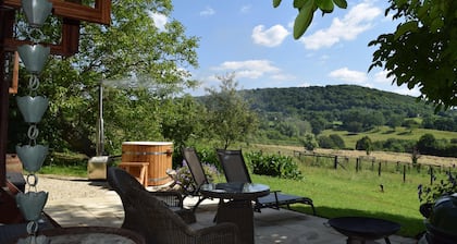 Shephards Hut With Hot Tub in the Cotswolds