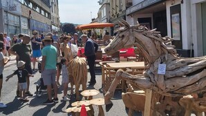 A street market with wooden horse sculptures and tables. - Shephards Hut With Hot Tub in the Cotswolds (Stroud)