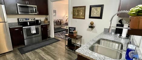 Refrigerador, microondas, horno y parrilla de estufa