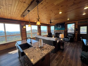 Smart TV, fireplace, video games - View, Views, Views! Watch Dollywood fireworks from your own balcony! (sevierville)