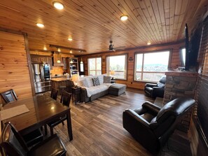 Smart TV, fireplace, video games - View, Views, Views! Watch Dollywood fireworks from your own balcony! (sevierville)
