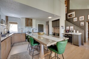 Kjøleskap, mikrobølgeovn, kokeplater og oppvaskmaskin