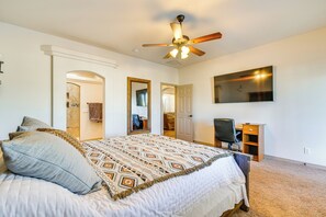 3 bedrooms, desk, iron/ironing board, Internet - Putting Green & Mtn View: Lake Havasu City Home! (Lake Havasu City)
