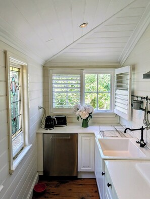 Fridge, microwave, oven, stovetop - Cuyong Cottage, Katoomba, Blue Mts. (Katoomba)