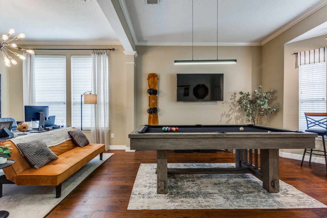 Cozy Home w/ Hot Tub, Gym & Pool Table