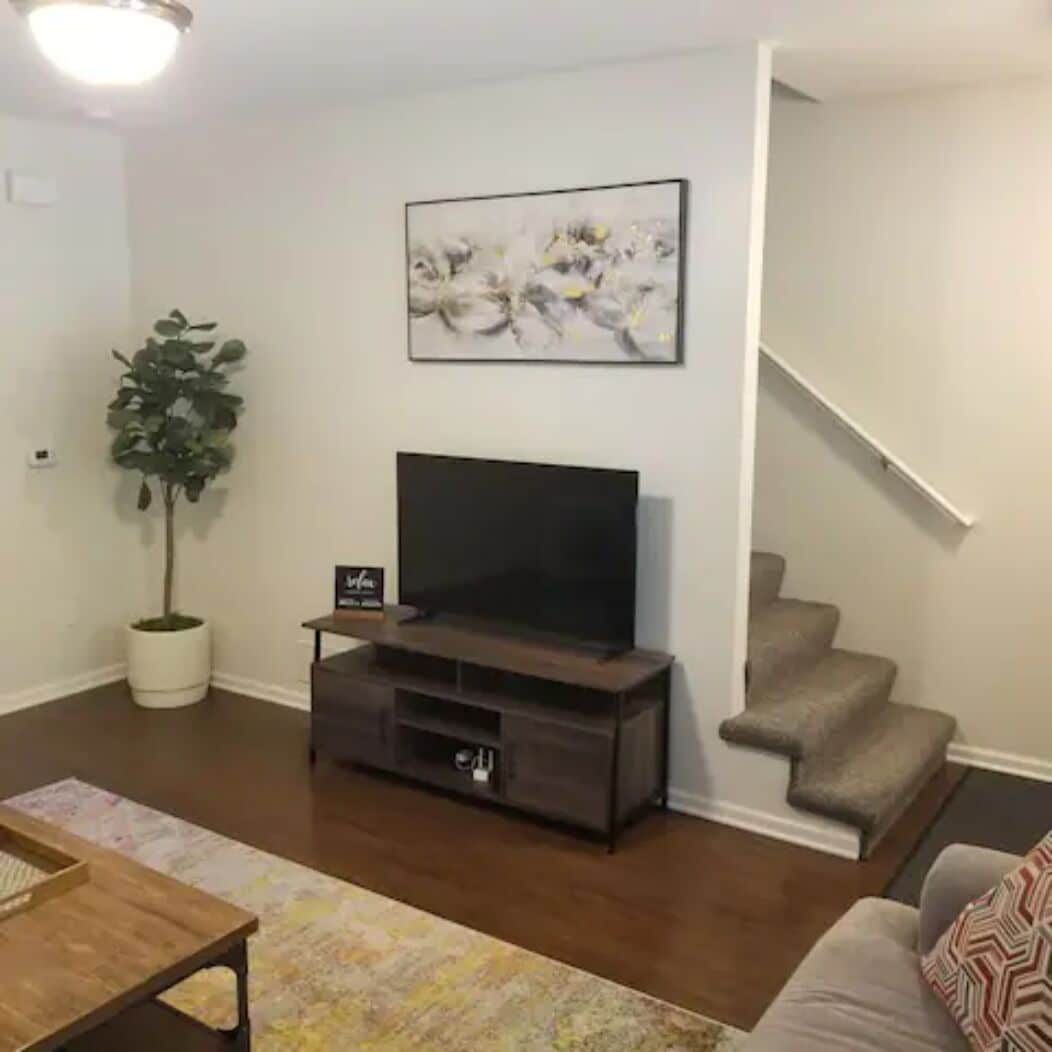 Delightful Townhouse in Trendy Quiet Neighborhood