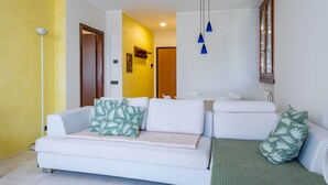 Panoramic Apartment, Lake View | Living area - La Perla del lago (Malcesine)