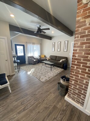 Smart TV, books - Walk to downtown (Hayward)