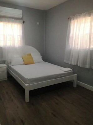 1 soverom, strykejern/-brett, wi-fi (mot et tillegg) og sengetøy