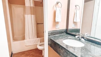 Habitación, 1 cama de matrimonio grande | Wifi gratis y ropa de cama