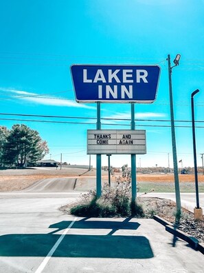 Placa para 'Laker Inn' com um quadro de avisos abaixo que diz 'Obrigado e volte sempre'.