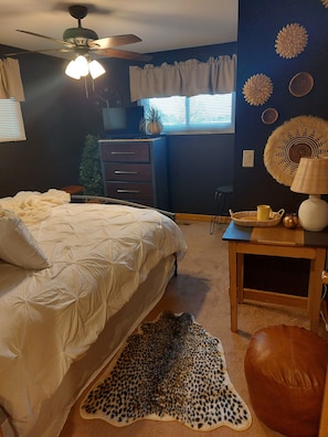 4 bedrooms, desk, iron/ironing board, free WiFi - Colorful 4-bedroom house-Vet owned-NAVAL Academy (Waukegan)