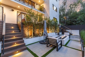 Terrace/patio - Modern Private Hills Guest House - Scenic Garden - 5 min drive to Universal (Los Angeles)