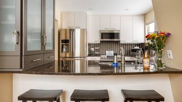 Refrigerador, microondas, horno y parrilla de estufa