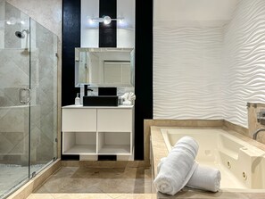 Chuveiro, banheira de hidromassagem, secador de cabelo, toalhas de banho