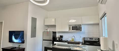 Fridge, oven, stovetop, coffee/tea maker