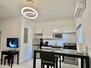 Kjøleskap, ovn, kokeplater og kaffetrakter/tekoker